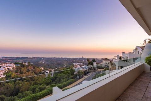 Contemporary luxury duplex penthouse in Los Monteros Hill Club in the Los Monteros Hill side. Amazing spectacular panoramic views to the sea until Africa. The duplex penthouse we offer for sale in this exclusive complex is one of the larger propertie...