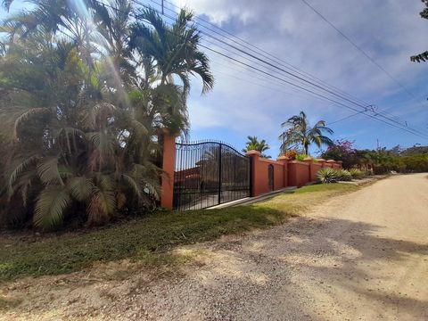 Esta propriedade está localizada em um dos bairros mais agradáveis e renomados desta área, no topo das colinas atrás da Playa Carrillo, com um clima decididamente mais fresco e vistas verdadeiramente únicas do mar, a poucos minutos de carro da praia ...