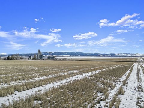5+ acres on US Highway 95 in the center of the beautiful Camas Prairie. This property has full exposure to US Highway 95's traffic and multiple access points. The land can be accessed from Market Road or Elliot St. With no planning or zoning restrict...