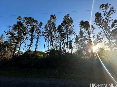 Beautiful vacant land located in Hawaiian Paradise park. Amazing opportunity to purchase side by side lots and build your own compound or develop seperately. Just minutes to the ocean and also the possibility of a well makes this a desirable Location...