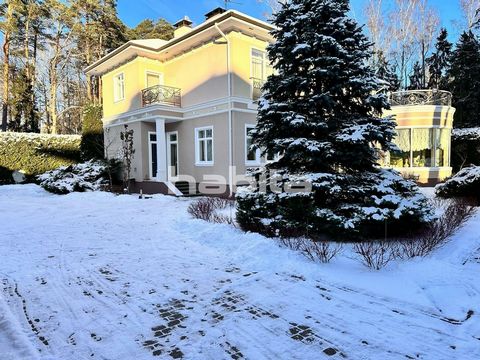 Two houses, a master's and a guest's, are for sale in the very center of Jurmala - in a park area on one plot.The main house has an area of ​​450 m2. On the ground floor there is an entrance hall, a kitchen area combined with a dining area, a living ...
