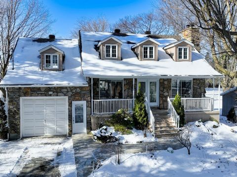 Beautiful Canadian house located in the heart of Châteauguay on a land of more than 16,000 sqf. In winter, you will enjoy the warm living room with its stone fireplace. During the hot season, you will spend many hours of happiness in the large verand...