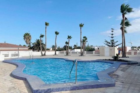 Cet appartement confortable sur l'île espagnole de Tenerife bénéficie d'un bel emplacement en bord de mer et d'une magnifique piscine privée. Il est idéal pour des vacances romantiques au soleil avec votre partenaire, en été comme en hiver. À Tenerif...