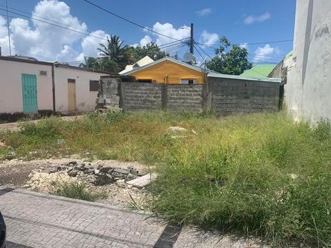 In the city center flat land of 109m2 ideal investor in residential and professional rental property. Rare and sought after location.