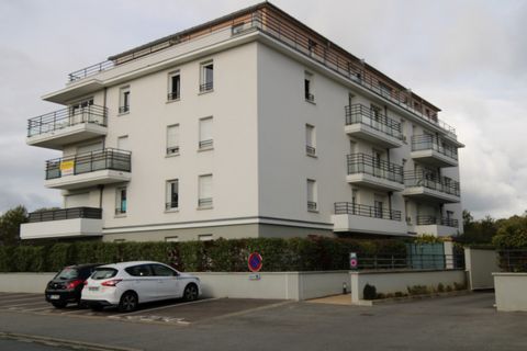 Verneuil-Sur-Seine, beautiful apartment located on the 2nd floor with an area of 75.28m2, the interior space consists of a sitting area with American kitchen of 25m2, a sleeping area with 3 bedrooms and a bathroom. Terrace with open views and good ex...