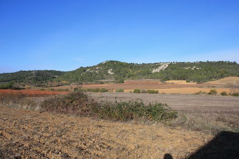 For sale in a village of Corbières, unserviced building plot of about 1000m2, unobstructed view in a quiet area All at the sewer is on the edge of the field Dimensions: 25m * 40m surroundings with private acès road