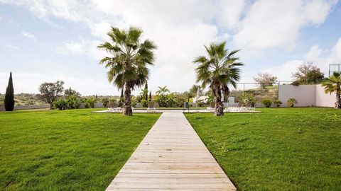 Chambre avec salle de bain privée et terrasse avec accès à la piscine du complexe, située à côté du terrain de golf. Cette propriété convient à ceux qui recherchent une « maison de vacances » en Algarve avec un investissement plus petit et à monétise...