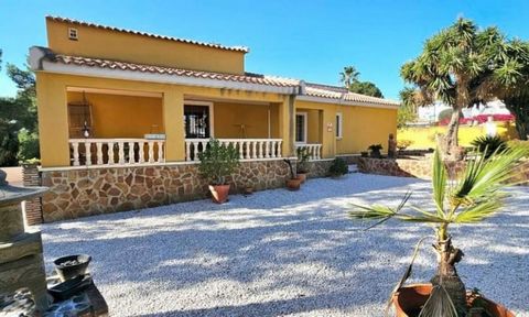 Great opportunity Detached villa with character with access and views of the natural valley and within walking distance of amenities in Pinar de Campoverde. It consists of: Covered terrace, entrance hall, living/dining room with fireplace, kitchen wi...
