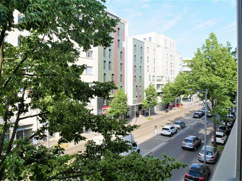 LYON 8th - In a small maintained condominium from the 1940s - Type 2 apartment located on the 2nd floor of 4, without elevator, of 46.14 m2 of living space composed of: entrance hall, living/dining room, open and equipped kitchen. Hallway, one bedroo...