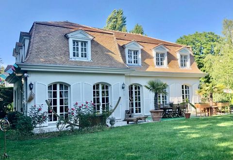 Summary - 11 rooms - 5 bedrooms - 220 m² (Main residence plus guest cottage) - Property surface 1.200 sqm In the heart of the highly exclusive residential park of Maisons-Laffitte. Main house: Ground Floor: Entrance, triple reception, Vast kitchen, d...