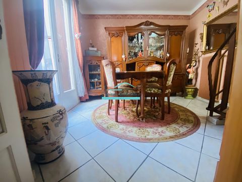 In MIREVAL, exclusivity, beautiful village house of about 85m2. On the ground floor there is a garage of about 40 m2 and an office, on the first level a kitchen, a living room, a living room, a bedroom and a bathroom, toilet. On the second floor, two...