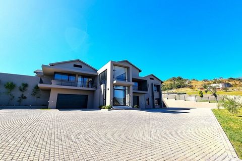 Située sur un impressionnant stand de 3 200 mètres carrés , cette maison à couper le souffle dans le prestigieux domaine The Rest Nature offre 700 mètres carrés de luxe moderne et de sérénité naturelle. Conçu pour allier élégance et confort, c’est le...