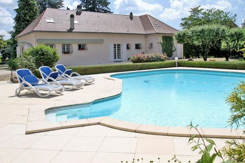 Cette Magnifique maison plantée au milieu de son terrain de 4000 mètres carrés est un véritable havre de paix, sans aucun vis à vis. L'emplacement est de choix car vous êtes à proximité des commerces, à moins de 5 minutes à pieds des arrêts de bus, p...