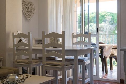 Cet appartement confortable, avec piscine partagée et situé à Chiclana de la Frontera, accueille 4 +1 personnes. Les extérieurs communs de la propriété sont idéaux pour profiter du climat du sud. Dans les vastes jardins bien entretenus, vous trouvere...