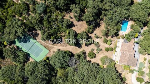 Em uma área procurada de La Garde-Freinet, esta bela vila provençal de pedra seca está localizada em um ambiente tranquilo, mas perto da vila. A moradia proporciona-lhe uma sensação de férias maravilhosa com uma espaçosa sala de estar em plano aberto...