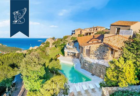 Prestigiosa villa moderna di nuova ristrutturazione con piscina sulla collina di Pantogia, tra il Golfo del Pevero e Porto Cervo. Immersa in una prestigiosa zona residenziale tra le rocce granitiche e la più folta macchia mediterranea, appena sopra l...