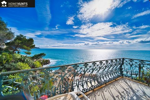 Cap de Nice, magnificent waterfront house. Discover this splendid villa with a charming stone entrance of approximately 150 m2, nestled on a 315 m2 plot, offering breathtaking views of the Mediterranean Sea. Ideally located, this exclusive property f...