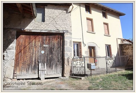 Découvrez cette maison de campagne située dans un hameau tranquille, proche des commerces, de la maison de santé et de l'école. À 5 minutes de l'autoroute, elle permet de rejoindre Clermont-Ferrand en 35 minutes et Lyon en 1h30. Le rez-de-chaussée co...