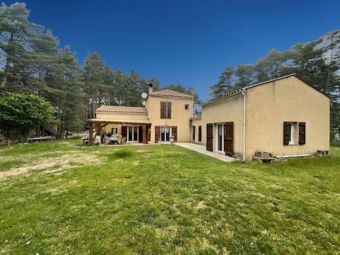 Venez découvrir cette maison lumineuse de plus de 170 m², nichée sur un vaste terrain verdoyant de 4600 m², un véritable écrin de paix pour les amoureux de la nature ! Caractéristiques principales : 3 grandes chambres, dont 2 suites parentales, offra...