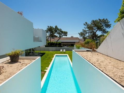 Impresionante villa nueva de arquitectura contemporánea, situada en Estoril, en una zona tranquila y residencial, cerca de la playa y de la estación de tren. La villa cuenta con una gran solución de planta abierta en la planta baja, donde se ingresa ...