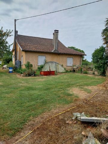 GROSSES FAMILIENHAUS auf einem herrlichen Grundstück von 12.000 m² mit Brunnen, Teich, zahlreichen Obstbäumen und Weinreben, von dem ein Teil einen Swimmingpool beherbergen kann. Einstöckig, 3 Schlafzimmer, Wohnzimmer, große Küche, Esszimmer, großer ...