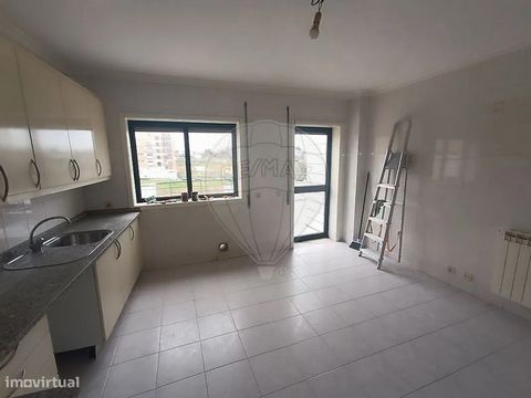 Ausgezeichnete 4-Zimmer-Wohnung mit Terrasse und Dachbodenabstellraum in der Nähe des Zentrums von São João da Madeira.   Diese Wohnung, die die letzte des Gebäudes ist, befindet sich im 5. Stock und verfügt über einen Aufzug und einen Parkplatz für ...