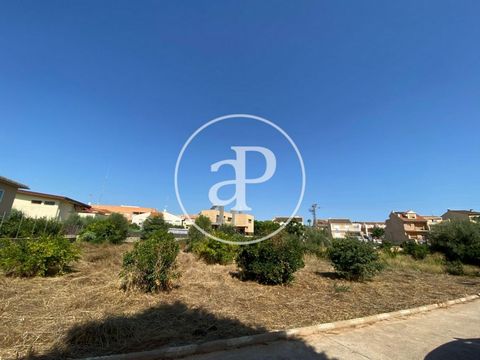 TERRENO EN ESTIVELLA Presentamos un solar en venta de 1173 m2 en núcleo urbano de Estivella. Se vende entero, pero según el informe urbanístico, puede ser segregado a dos parcelas con un mínimo de 500 m2. Tipología edificatoria - Residencial Unifamil...