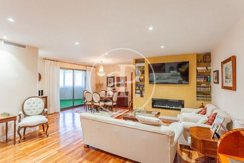 Wohnung renoviert von 239 m2 mit Terrasse Im Großraum von Zona Pueblo, Pozuelo. Die Immobilie hat 3 Zimmer, 3 Bäder, Pool, Fitnessstudio, Parkplatz, Klimaanlage, Einbauschränke, Waschküche, Garten, Heizung, Pförtner und Abstellraum. Ref. VMO2402004 F...