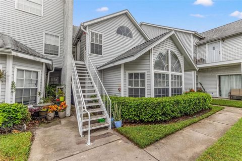 Willkommen in dieser Wohnung auf der zweiten Etage in Carrollwood Gables. Diese Wohnung verfügt über gewölbte Decken, die 12 Fuß+ betragen. Die hohen Decken sorgen dafür, dass sich der Raum offen und luftig anfühlt. Beim Betreten der Wohnung werden S...