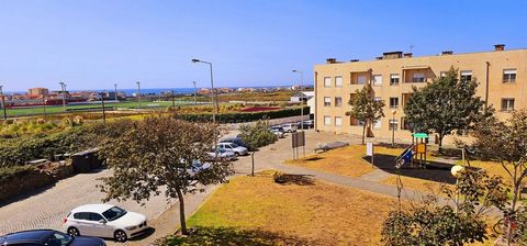 L’appartement rénové de 4 chambres offre une excellente opportunité pour ceux qui recherchent une maison spacieuse et bien située à Aver-o-Mar à Póvoa de Varzim. Avec deux salles de bains, il est idéal pour les familles ou ceux qui ont besoin d’espac...