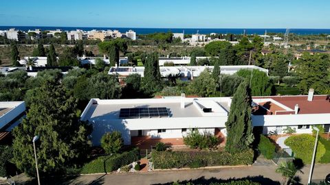 Apulien NOICATTARO (BA) POGGIO DELLE GINESTRE Exklusive Villa von 239 m2 zum Verkauf in der eleganten Wohnanlage Poggio delle Ginestre. Dieses prächtige Anwesen, umgeben von viel Grün, zeichnet sich durch helle Umgebungen und große Räume aus. Im Inne...