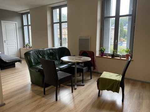 En plein coeur du Massif du Sancy et, plus précisément, de la commune de La Bourboule, situé au 2ème étage avec ascenseur et exposé plein Sud, venez découvrir cet appartement de 41,09 m2 composé d'une cuisine ouverte sur séjour, une chambre une salle...