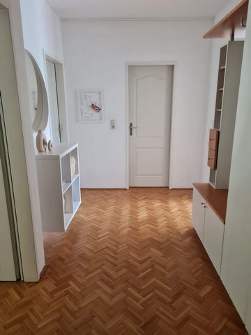 Ab sofort suchen wir einen Mieter, der sich für 1 bis höchstens 12 Monate für die schöne Wohnung in zentraler ruhiger und grüner Lage in Graz interessiert. Die Wohnung hat zwei helle Zimmer, eines davon mit großem Doppelbett, einen großen lichtdurchf...