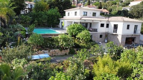 Découvrez cette magnifique villa familiale de 7 pièces, idéalement située à Cavalaire-sur-Mer. Avec ses 220 m2, chaque membre de votre famille profitera de son propre espace. Spacieuse et moderne, cette propriété est un véritable havre de confort et ...