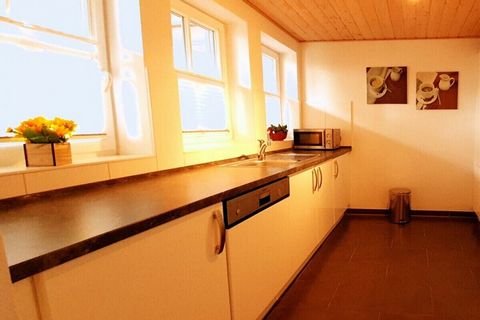 Die schöne, geschmackvolle Ferienwohnung liegt zentral und gleichzeitig sehr ruhig unmittelbar am Hafendeich. Zwei Schlafzimmer, ein gemütlicher Wohn-/Essbereich mit Kamin, eine voll ausgestattete Küche und ein behagliches Bad mit Dusche und Whirlpoo...