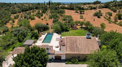 Eingebettet in die malerische Landschaft nahe der historischen Stadt Tavira bietet diese bezaubernde Villa mit 3 Schlafzimmern, einem Zwischengeschoss und einem Gästeanbau mit 2 Schlafzimmern eine perfekte Mischung aus traditionellem portugiesischem ...