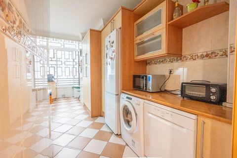 Located in Málaga. We bring you this spectacular flat in the sought after area of Ciudad Jardin, Malaga, just 5 minutes drive from the city centre. The flat has four spacious bedrooms and two modern bathrooms, offering comfort for the whole family. T...