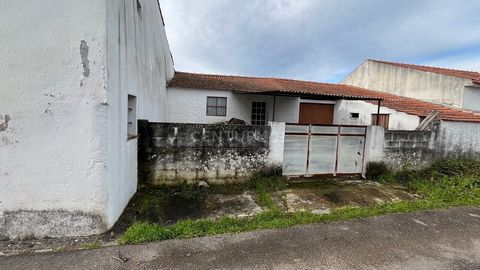 Découvrez le potentiel caché de cette villa située à Cernache, Coimbra. Cette propriété attend avec impatience une rénovation totale, vous offrant l’opportunité unique de créer la maison de vos rêves. Située à Cernache, à la périphérie de Coimbra, ce...