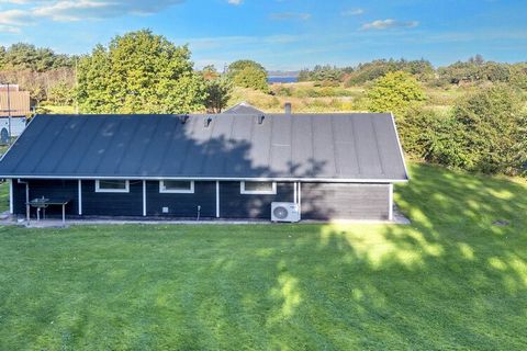 Esta casa de campo con bañera de hidromasaje y sauna se encuentra en un entorno pintoresco en Lynderup, no lejos de Limfjord. La casa fue renovada en 2017 con i.a. Cocina nueva con vitrocerámica, frigorífico / congelador y congelador independiente. L...