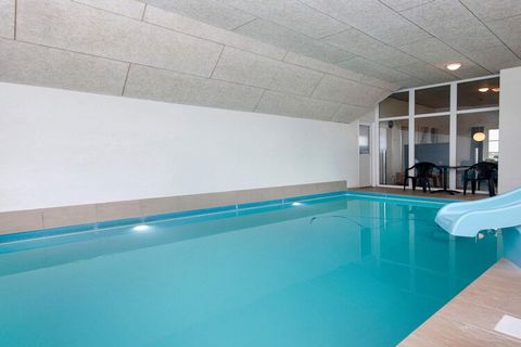 In diesem Ferienhaus gibt es neben dem 32 m² großen Pool mit Wasserrutsche und dem großen 7-Personen-Whirlpool zahlreiche weitere Aktivitäten für Groß und Klein, darunter Billard, Tischtennis und Tischfußball. Wenn Sie frische Luft mögen, können Sie ...