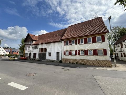 Graag stellen wij u deze unieke woning voor. Dit zijn twee naast elkaar gelegen huizen uit 1910, die een totale oppervlakte hebben van 333 vierkante meter. Deze twee historische gebouwen bieden samen 12 kamers en staan op een ruim perceel met een opp...