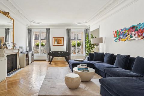 Paris 8th stylish apartment This exquisite apartment, located in the prestigious Faubourg-du-Roule area of Paris 8th, offers a harmonious blend of classic elegance and modern comfort. With a generous space of 167.6 m2, it features three spacious bedr...