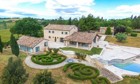 Esta majestosa villa no centro de Marche, anteriormente uma casa de fazenda tradicional, oferece estilo, qualidade, muito espaço e uma magnífica vista de 180° sobre o Mar Adriático e a vila medieval. Se procura uma casa de prestígio para si e para a ...