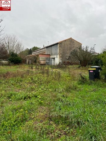 CIVRAC en MEDOC, maison de type T3, comprenant: 2 chambres, 1 salle de bains , 1 wc, 1 salon/salle à manger, 1 cuisine , cellier et une dépendance attenante de 120 m2 environ, le tout sur une parcelle de 1225 m2 env., piscinable. GROS TRAVAUX A PREVO...