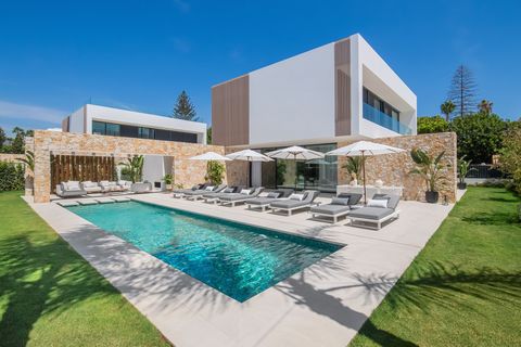 IMPORTANT FOR MORE INFORMATION AND A SPEEDY RESPONSE PLEASE LEAVE A TELEPHONE NUMBER. YOUR DREAM VILLA IN THE PRESTIGIOUS MARBELLA GOLDEN MILE, THE CROWN JEWEL OF THE COSTA DEL SOL. THIS MAGNIFICENT VILLA BOASTS 4 BEDROOMS, 5 BATHROOMS, AND AN ARRAY ...