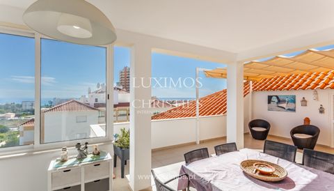 Situado en una tranquila zona residencial en la franja costera de la ciudad de Portimão , en el Algarve , encontramos este fantástico piso de 4 dormitorios , situado en la cuarta planta de un condominio privado con dos ascensores. El edificio está or...