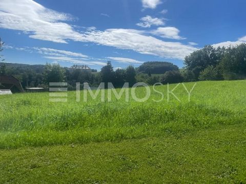 Dieses großzügige Baugrundstück in erstklassiger Lage bietet die perfekte Grundlage für Ihr Bauvorhaben. Mit einem atemberaubenden Ausblick in die umliegende Natur ist es der ideale Ort, um Ihr Traumhaus zu verwirklichen. Hauptmerkmale des Grundstück...