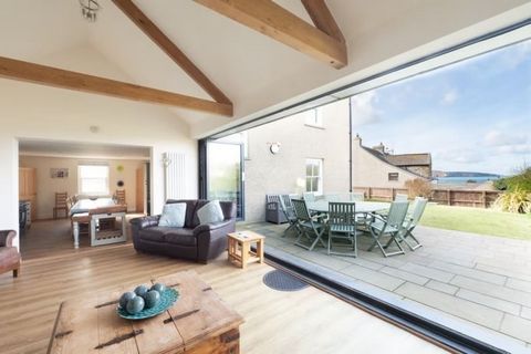 Heddwch es una imponente casa unifamiliar, de nueva construcción, a solo 300 metros de una de las mejores playas de arena de Pembrokeshire: Broad Haven. Con un acabado de muy alto nivel, es engañosamente espacioso y está amueblado en un estilo contem...