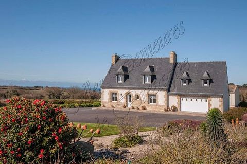 Located on a large plot of land a stone's throw from the sea and the most beautiful walks on the coast of Brittany (pink granite coast, wild peninsula...), this house from the 80s is also a stone's throw from a center with the first shops. Descriptio...