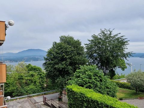 Appartement rénové de trois pièces situé au deuxième étage d'un immeuble sur la première colline de Belgirate, zone Carcioni. L'appartement se compose d'un hall d'entrée, d'un salon et d'une cuisine avec deux balcons, d'une chambre double, d'une peti...